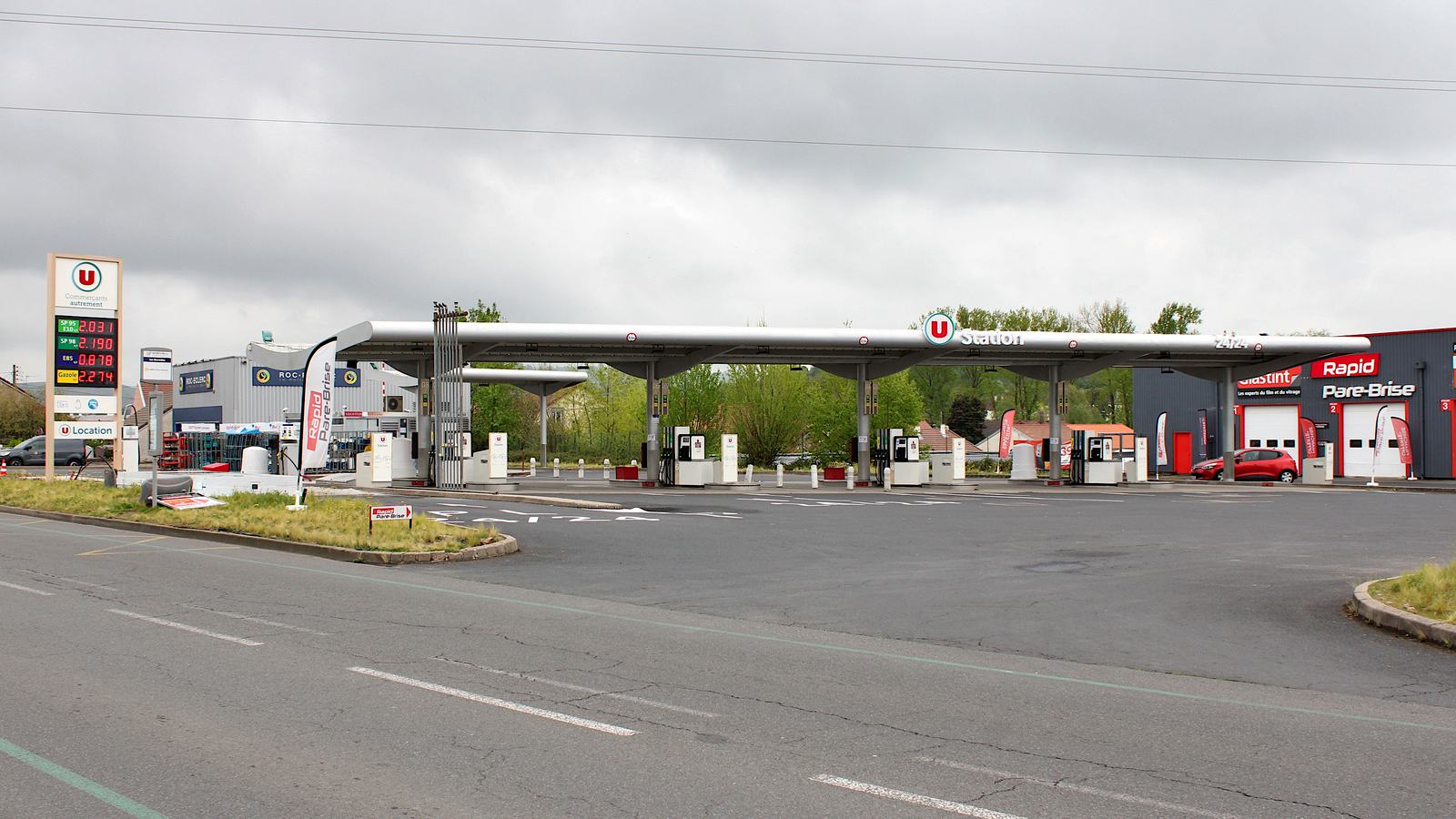 Station-service d'hypermarché à Cusset, dans l'Allier, avec un totem de prix où le gazole est affiché plus cher que le SP95-E10, au-dessus de 2 euros le litre